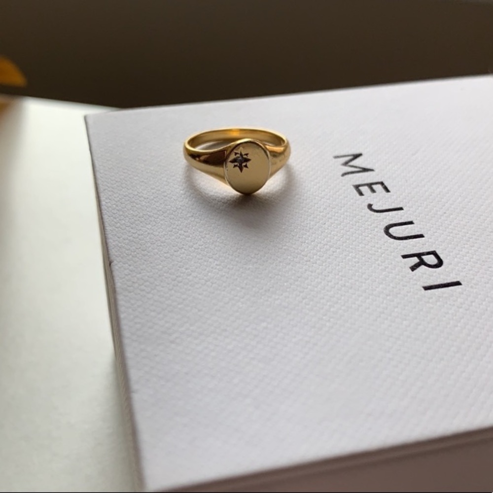 Mejuri Star Signet Ring